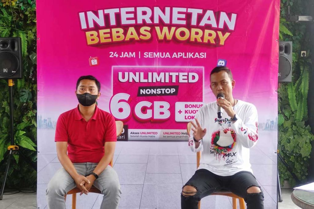 Bongbong Asmarawan (kanan) menjelaskan keunggulan Smartfren Unlimited Nonstop. (rhd) - Smartfren Unlimited Nonstop, Bebas Worry Akses Internetan Aplikasi Apapun