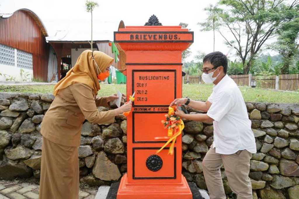 Brievenbus merupakan benda bersejarah berusia sekitar 100 tahun tersebut merupakan barang langka yang sulit ditemukan. (Memo X/din) - Kembalikan Memori Masa Lalu di Sudut Buper Glagaharum - Brievenbus di PT. Pos