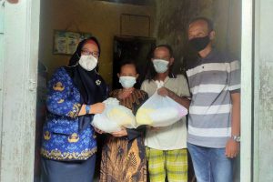 Bu Min Sambangi Warga Miskin Yang Sakit dan Beri Bantuan