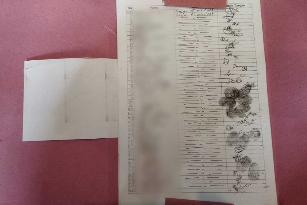 Bukti tanda tangan warga. (yas) - Nonaktifkan Tiga Perangkat Desa, Ini Jawaban Kades Jatian