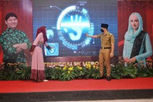 Bupati Arifin didampingi istri saat melaunching pakaian dinas produk UMKM lokal Trenggalek. (Memo X/mil) - Bupati Launching Pakaian Dinas Produk UMKM - Dorong Ekonomi Lokal Trenggalek