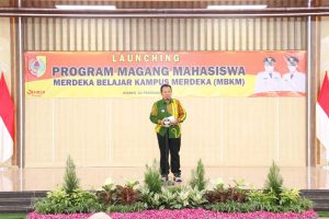 Bupati Hendy Siswanto menghadiri peresmian program MBKM di Aula PB. Soedirman. (yas) - Wujudkan Program MBKM, Pemkab Jember Gandeng FEB Unej
