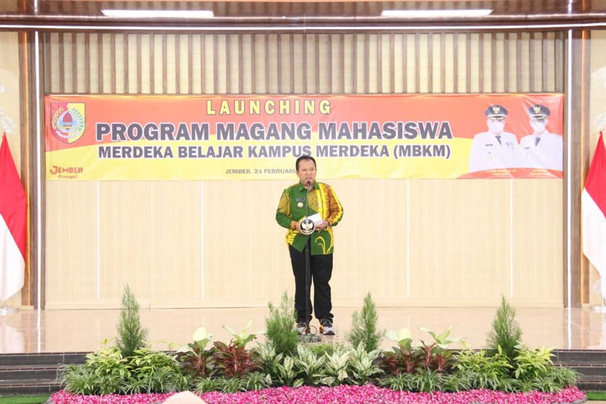 Bupati Hendy Siswanto menghadiri peresmian program MBKM di Aula PB. Soedirman. (yas) - Wujudkan Program MBKM, Pemkab Jember Gandeng FEB Unej