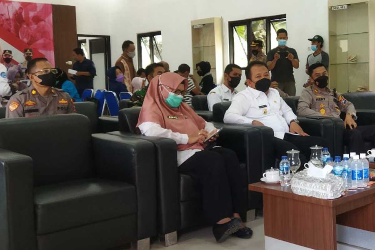Bupati Jember bersama Kapolres Jember dan Camat Panti saat mengikuti Zoom Meeting bersama Kapolri. (yas) - Laksanakan Instruksi Kapolri, Bupati dan Kapolres Jember Tinjau Vaksinasi di Kecamatan Panti