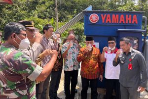 Bupati Malang, HM Sanusi, bersama Sekretaris, Kedubes Jepang, dan Pemerintah Desa beserta jajarannya, menjajal langsung produk air dari unit penjernih air. (ws5) - Pemkab Malang Resmikan Penjernih Air Minum Desa Wirotaman, Hibah Pemerintah Jepang