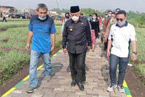 Bupati Malang, HM Sanusi, meresmikan jogging track NK Cafe di Desa Ampeldento Kecamatan Karangploso, Kabupaten Malang. (ist) - Masyarakat Menunggu Pemkab Malang Bangun Jembatan Wisata Desa Ampeldento-Desa Ngijo