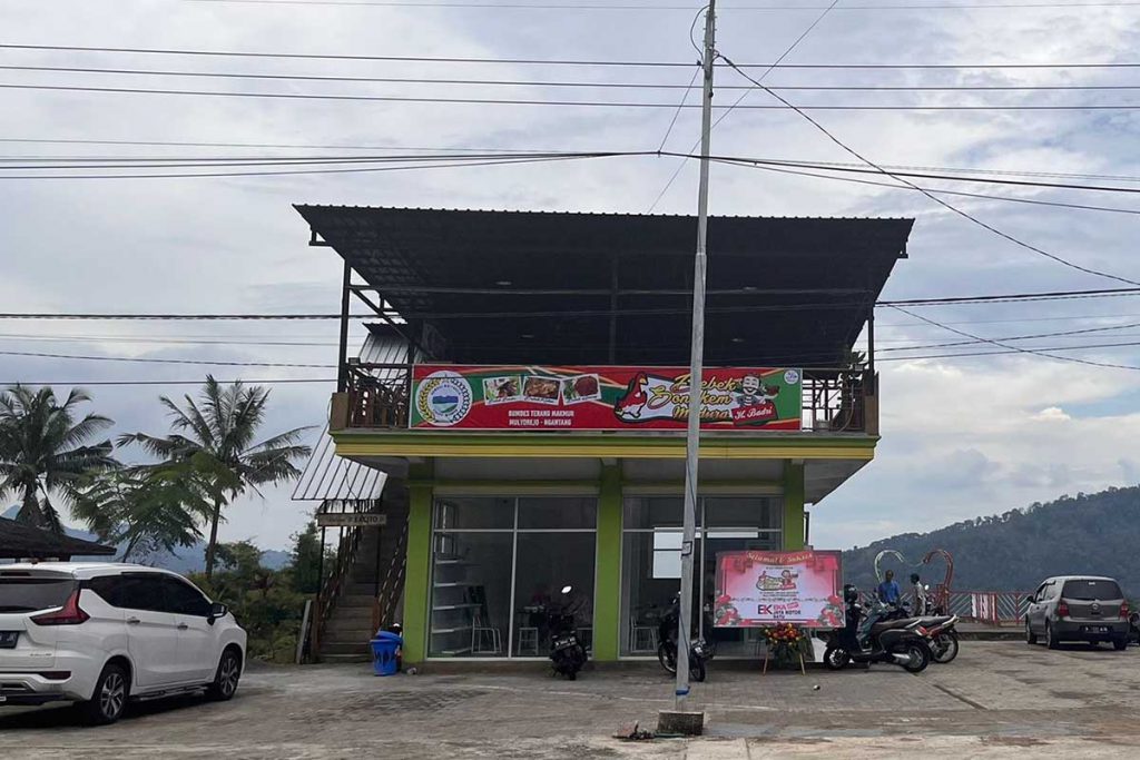 Cafe BUMDes yang terletak di sebrang Kantor Desa Mulyorejo. (ws5) - Cafe BUMDes Mulyorejo Dibuka, Gaet UMKM se-Kecamatan Ngantang Genjot Kesejahteraan Desa