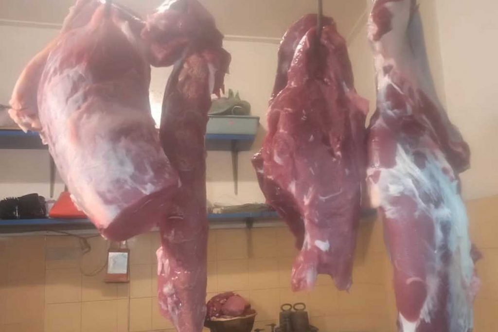 Daging kualitas super dan premium, di bedak 28, pasar besar Malang. (ws4) - Harga Daging Sapi Naik Rp125 Ribu/Kilogram, Pedagang Pasrah Menunggu Pembeli