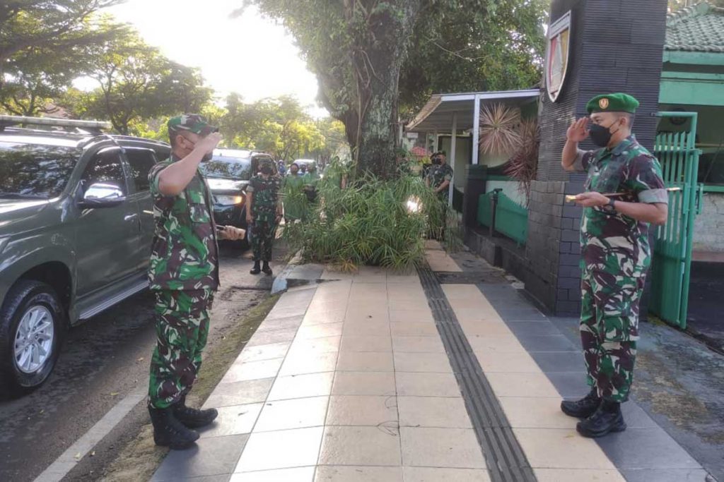 Dandim 0833 Kota Malang, Letkol Arm Ferdian Primadhona (kanan) menyambut Danrem 083/Bdj, Kolonel Inf Yudhi Prasetiyo. (rhd) - Danrem 083/Bdj: Peran Semua Pihak Jaga Prokes, Cegah Naiknya Covid-19