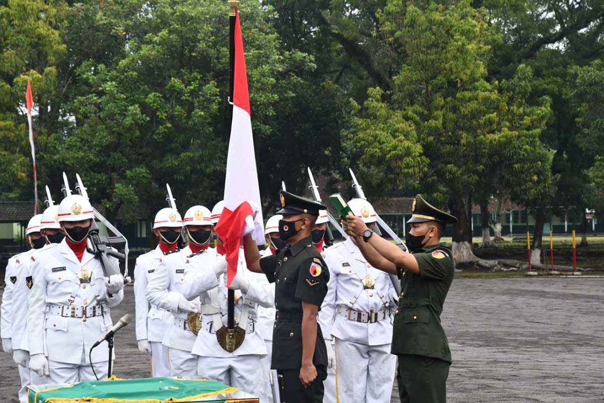 Danrem 083/Baladhika Jaya Dampingi Pangdam V/Brw Tutup Pendidikan Secaba PK TNI-AD