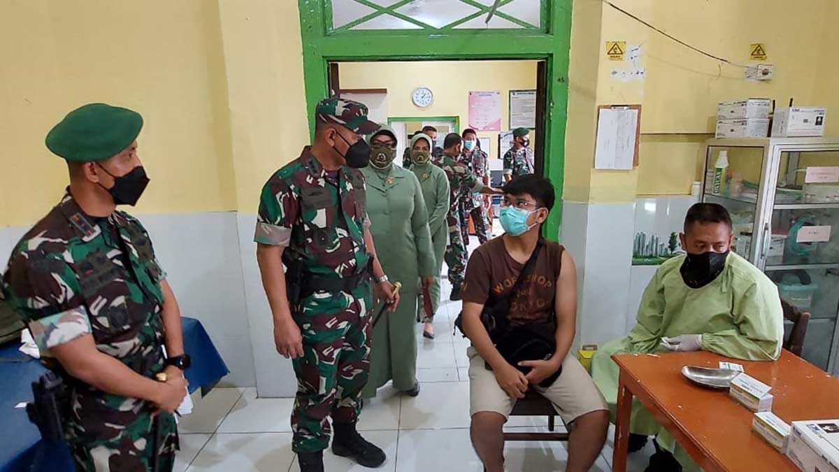 Danrem 083/Bdj Cek Vaksinasi Covid-19 di Polkes 05.09.02 Lumajang