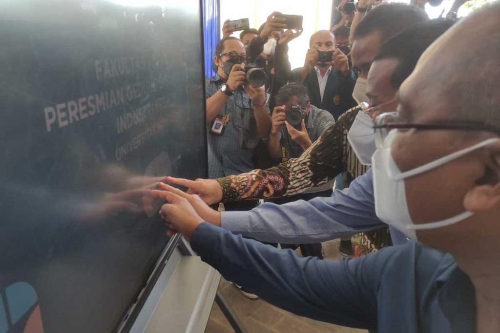 Dekan Fakultas Vokasi, Rektor UB dan Dirjen Vokasi, menekan tombol peresmian. (rhd) - Dirjen Vokasi-Rektor UB Resmikan Gedung Fakultas Vokasi & Laboratorium Industri Kreatif
