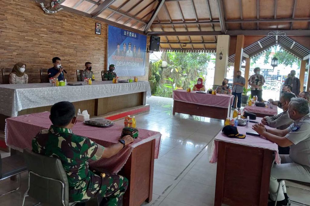 Dialog bersama penanggungjawab Posko PPKM Mikro Desa Pendem dari Sekdes. (ws3) - Sidak Balai Desa Pendem, Kabaharkam Polri Puji Posko PPKM Mikro
