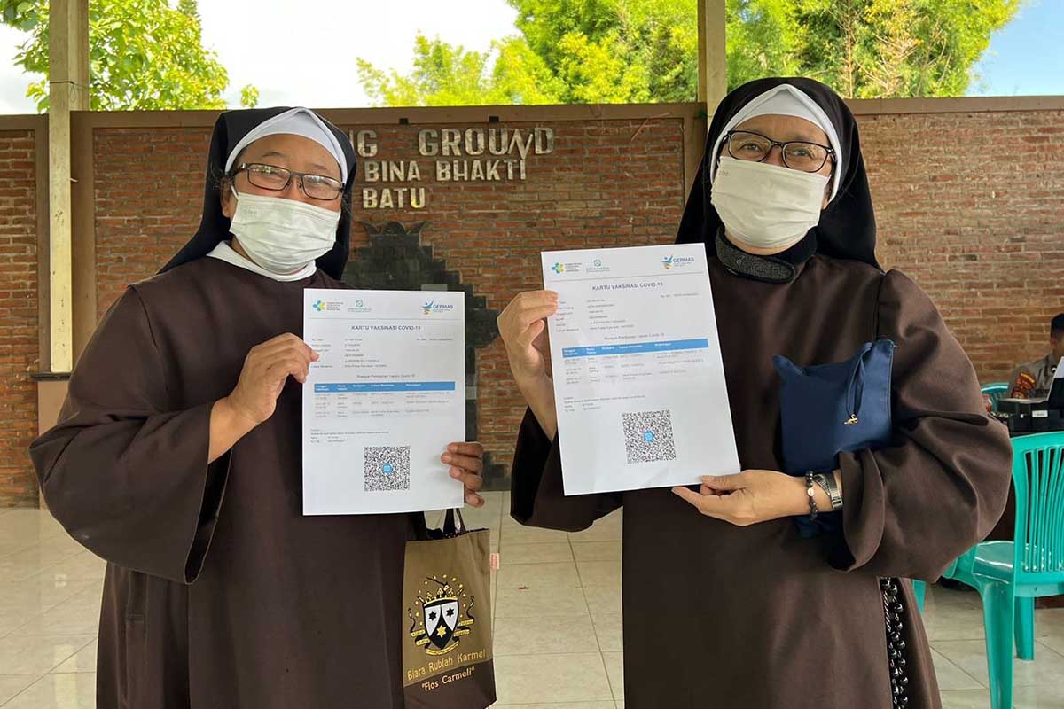Dua orang suster yang baru menerima vaksin. (ist) - Akselerasi Vaksinasi, Tim Polres Batu Sasar Jemaat Gereja