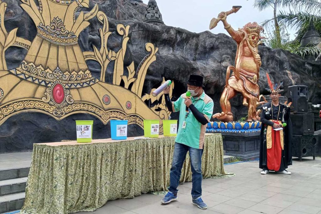 Edukasi tentang beragam jenis sampah kepada pengunjung Eco Green Park. (ws3) - Peringatan HPSN, Pengunjung Eco Green Park Diedukasi Seputar Sampah