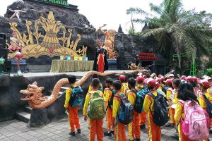 Edukasi tentang pemilahan sampah kepada pengunjung Eco Green Park. (ws3) - Peringatan HPSN, Pengunjung Eco Green Park Diedukasi Seputar Sampah