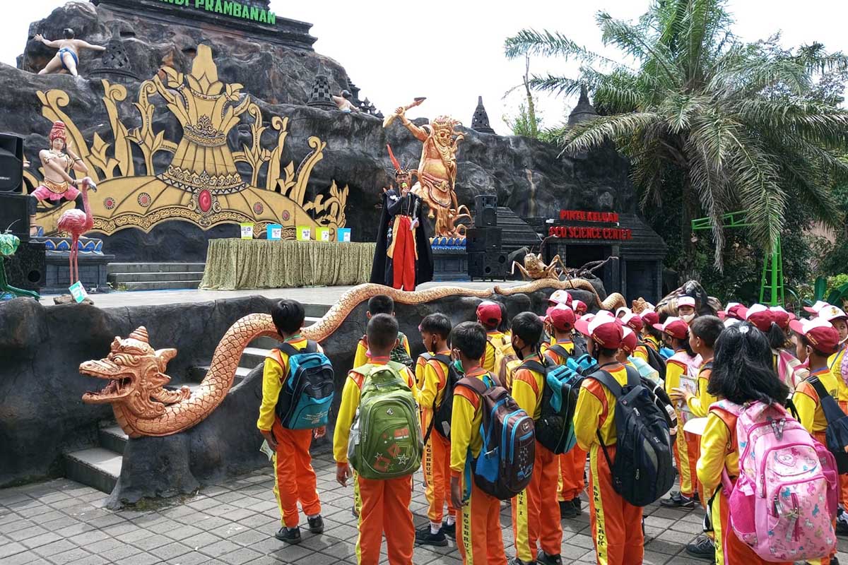 Edukasi tentang pemilahan sampah kepada pengunjung Eco Green Park. (ws3) - Peringatan HPSN, Pengunjung Eco Green Park Diedukasi Seputar Sampah
