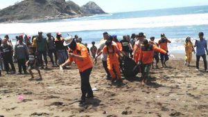 Evakuasi korban ritual Pantai Payangan. (ist) - 10 Orang Tewas Terseret Ombak Saat Ritual di Pantai Payangan Jember
