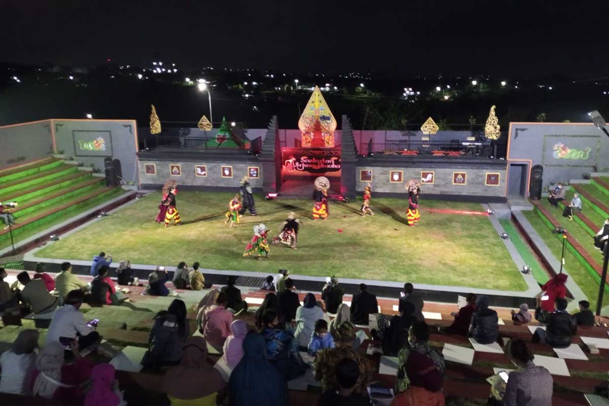 Festival Padang Bulan perdana, di Sendratari Arjuna Wiwaha Batu. (ws3) - Festival Padang Bulan Sukses, Disparta Percepat Target Kunjungan Wisata ke Batu