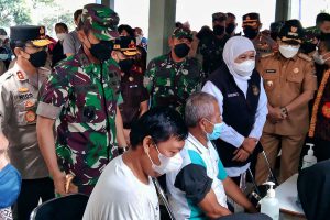 Forkopimda Jawa Timur meninjau vaksinasi dosis ketiga atau vaksin booster. (jaz) - Khofifah Kunjungi Vaksinasi Booster di Polkesma, Tindaklanjuti Arahan Presiden