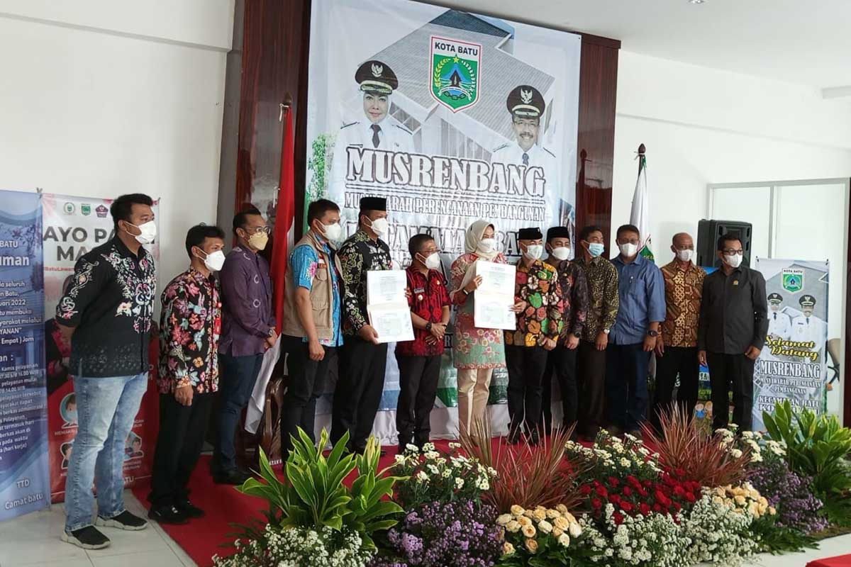 Foto bersama Wali Kota Batu, usai Penandatanganan Berita acara Musrenbang. (ws3) - Musrenbang Kecamatan Batu, 400-an Kegiatan Diusulkan