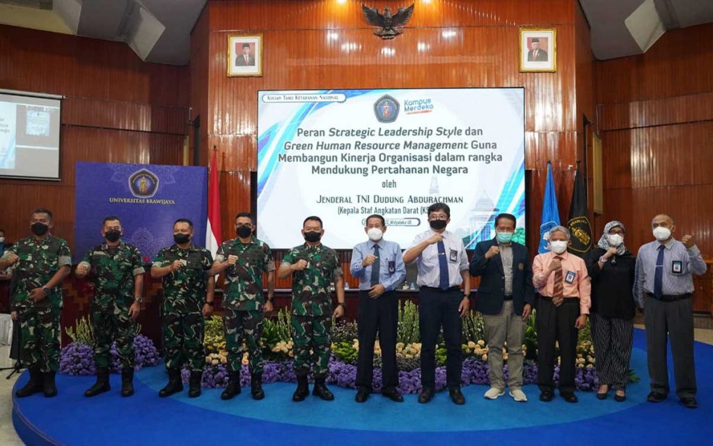 Foto bersama jajaran TNI AD dan UB. (ist) - KASAD: Perpaduan Organisasi dan Lingkungan Kondusif, Kunci Sukses Team Work