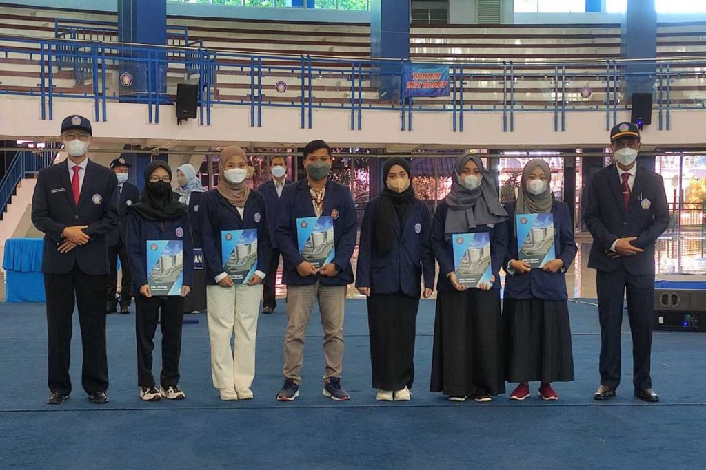 Foto bersama para mahasiswa berprestasi Polinema. (rhd) - Hindari Kerumunan Massa, Rangkaian Dies Natalis ke-40 Polinema Digelar Sederhana