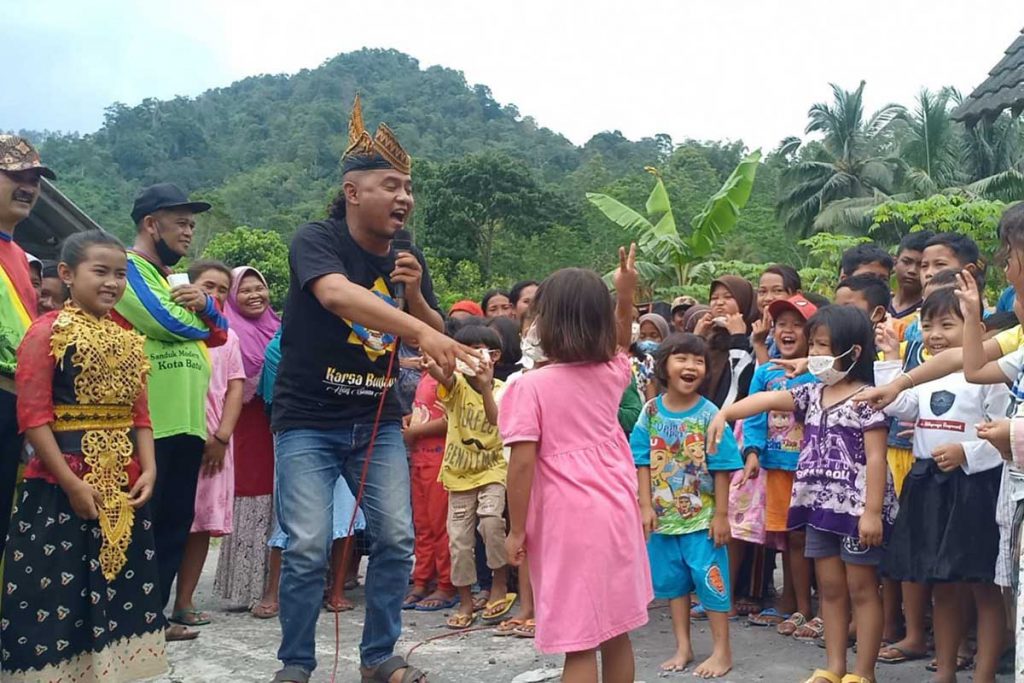 Game Interaktif dengan anak-anak korban Semeru. (ist) - Trauma Healing Korban Semeru, Puluhan Seniman Batu Hibur Warga Sumberwuluh