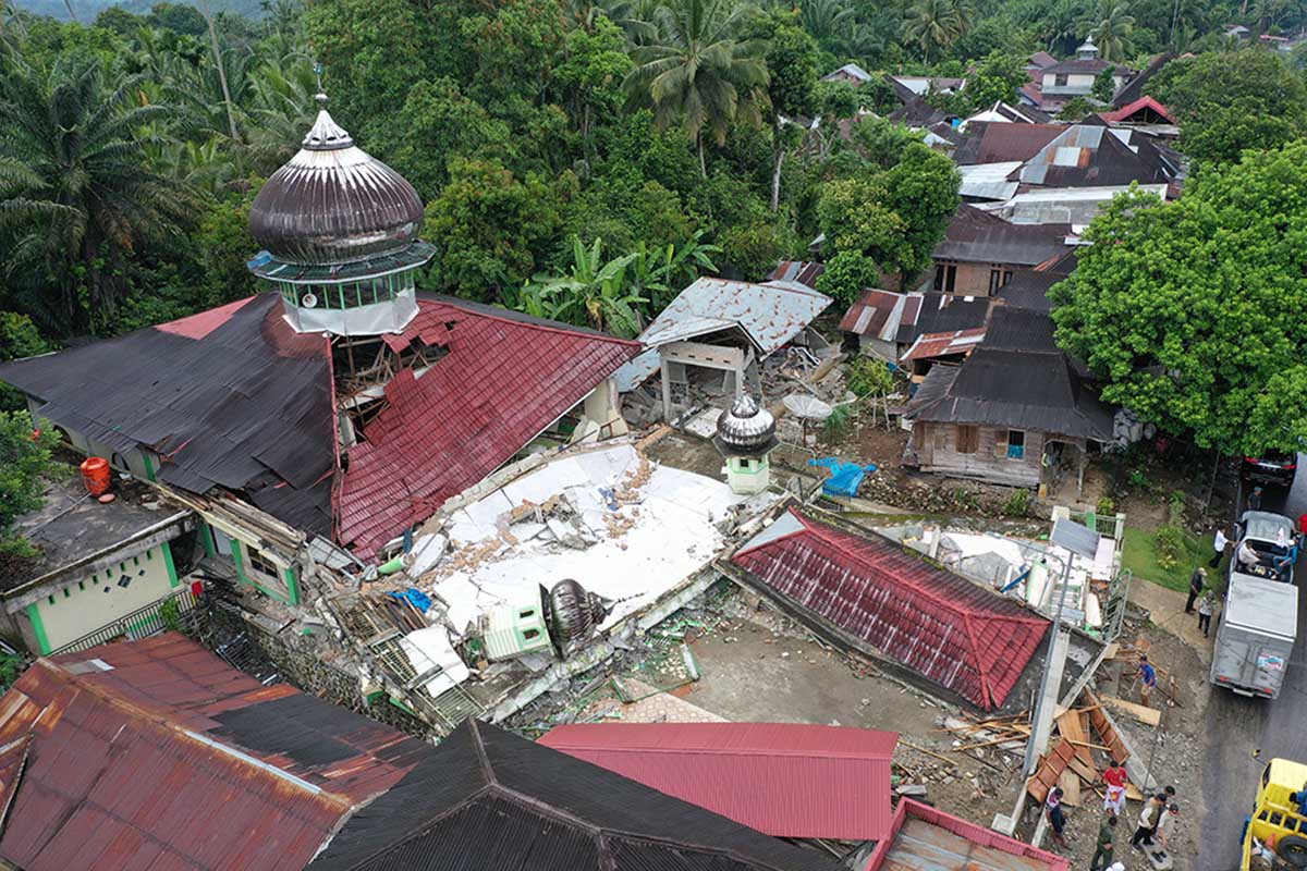 foto udara masjid yang runtuh akibat gempa di nagari kajai, kabupaten pasaman barat, sumatera barat, jumat (25/2/2022) - Update: Gempa M 6,2 Pasaman Tewaskan 8 Orang