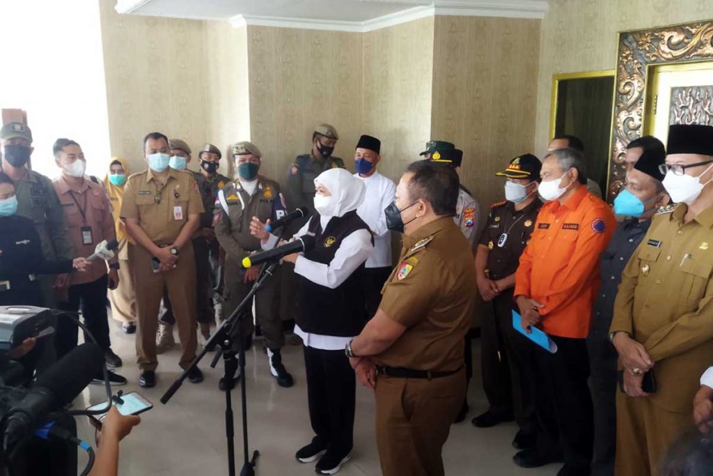Gubernur Jatim dan Bupati Jember menjawab pertanyaan awak media. (yas) - Gubernur Khofifah Santuni Keluarga Korban Ritual Pantai Payangan