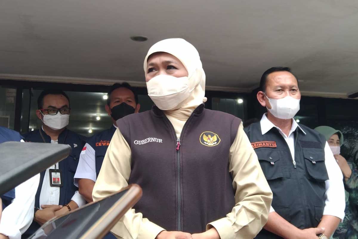 Gubernur Jawa Timur, Hj Khofifah Indar Parawansa menjelaskan operasi pasar minyak murah. (jaz) - Pemprov Jatim Gelar Operasi Pasar, Dropping 2.004 Liter Migor di Malang