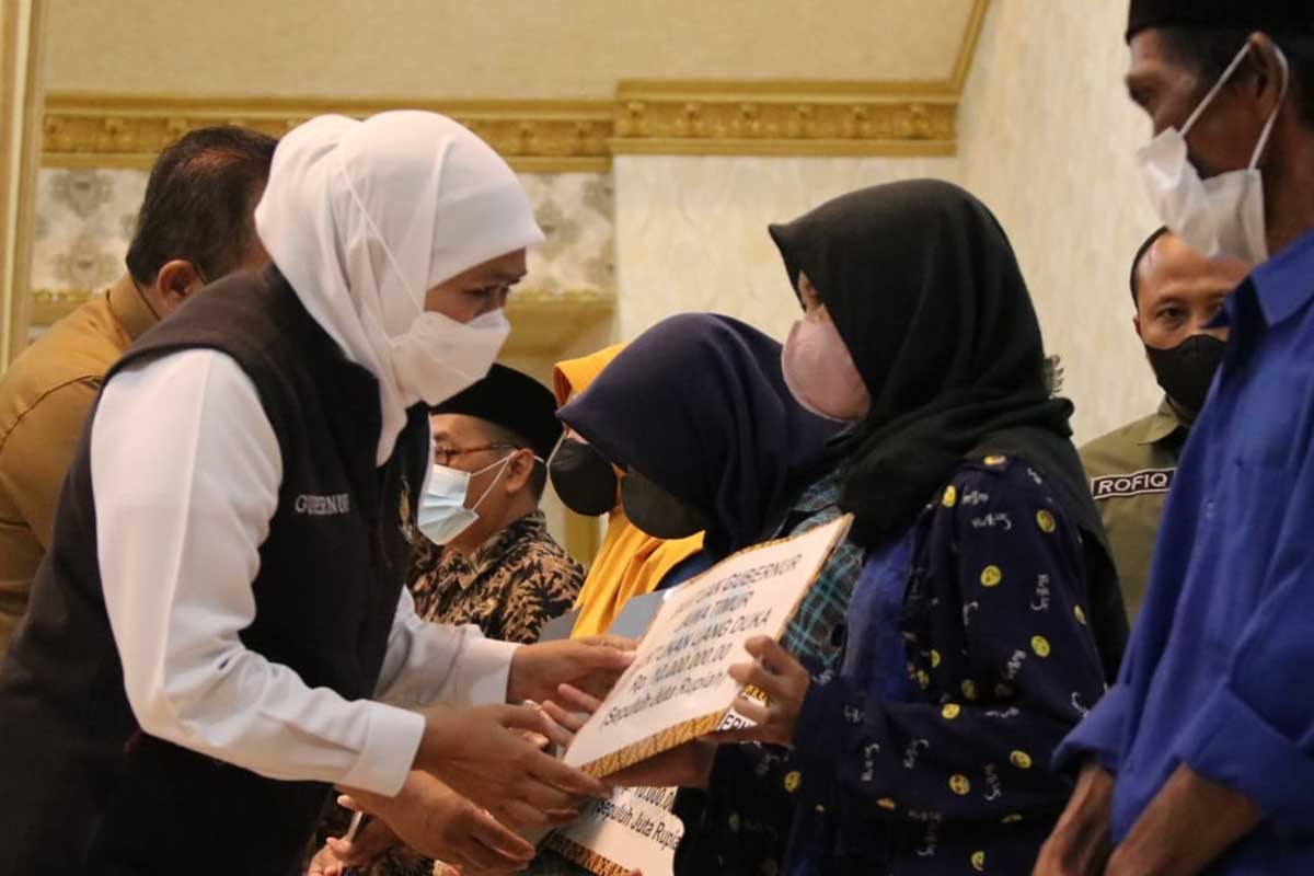 Gubernur Jawa Timur (Jatim) Khofifah Indar Parawansa, bersama Bupati Jember Hendy Siswanto, saat menyerahkan santunan. (yas) - Gubernur Khofifah Santuni Keluarga Korban Ritual Pantai Payangan