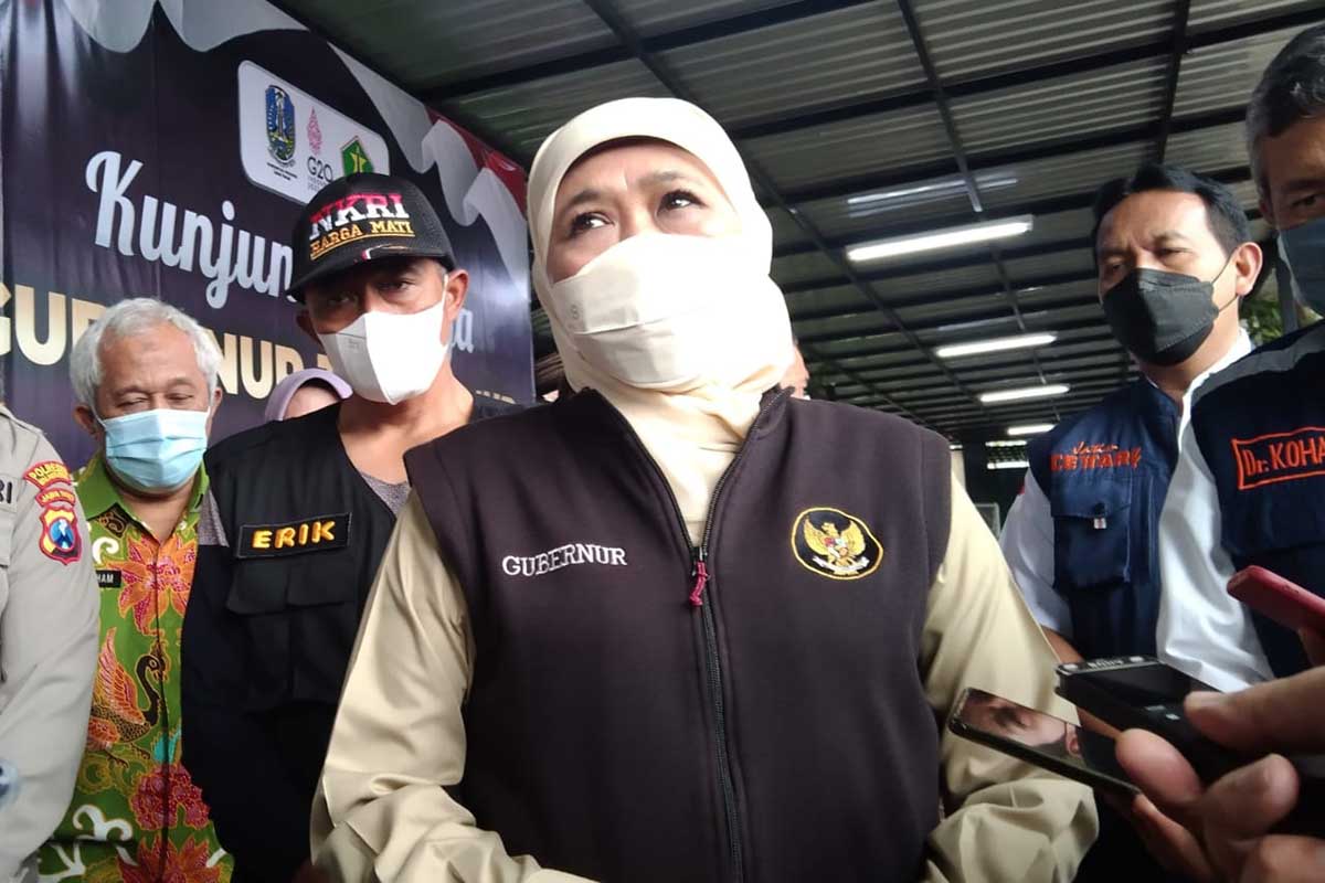 Gubernur Jawa Timur, Khofifah Indar Parawansa, menjelaskan PTM 50 persen. (jaz) - Ada Siswa-Guru Batuk Pilek, Khofifah Perintahkan Langsung Swab