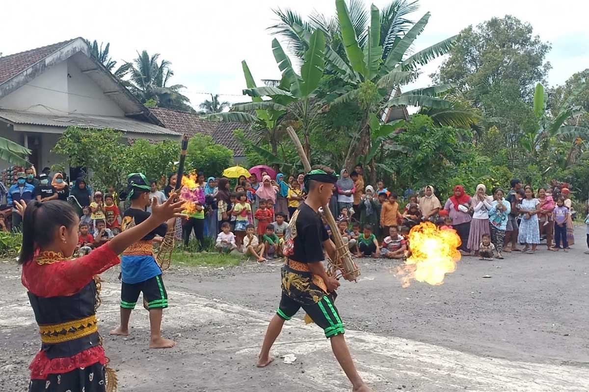 Hiburan tari dari Karsa Budaya Batu. (ist) - Trauma Healing Korban Semeru, Puluhan Seniman Batu Hibur Warga Sumberwuluh