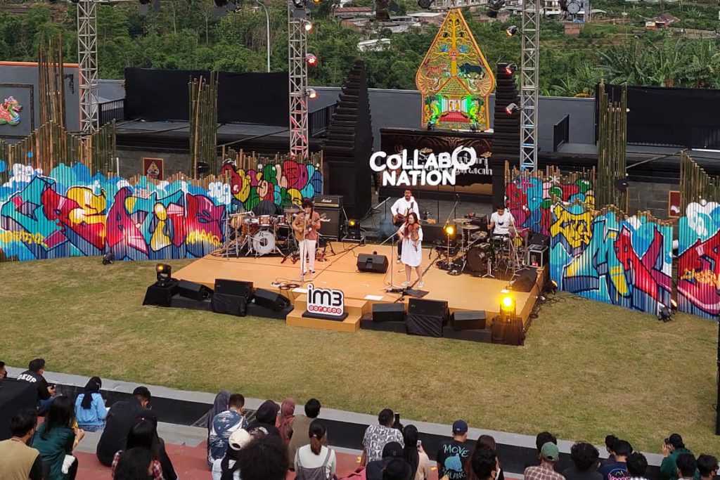 Salah satu penampilan kolaborasi musisi dalam Intimate Gigs saat sore hari.
