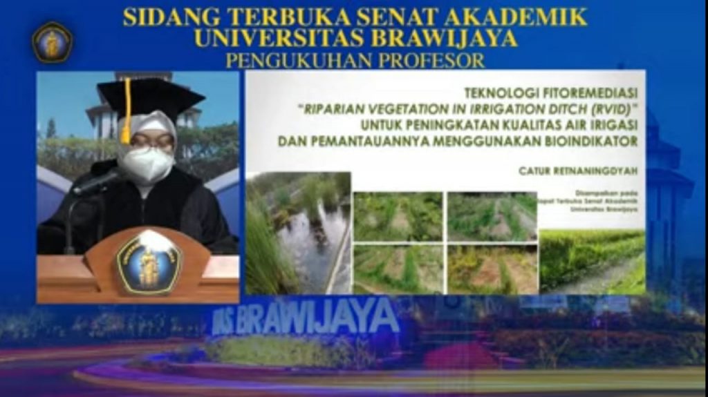 Prof Dr Dra Catur Retnaningdyah, MSi, menyampaikan pidato pengukuhannya.