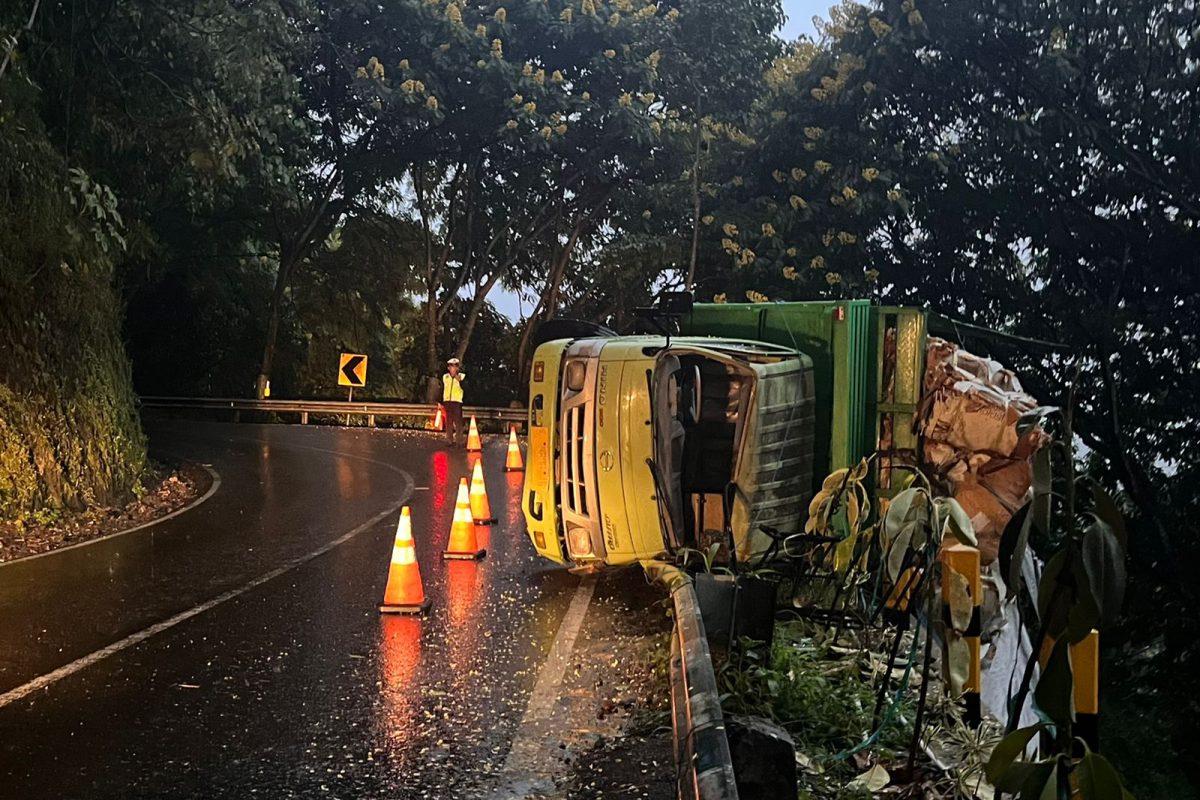 Truk terguling di Jalan Raya Brigadir Jenderal Moh. Manan, Songgokerto, Kecamatan Batu, Kota Batu.