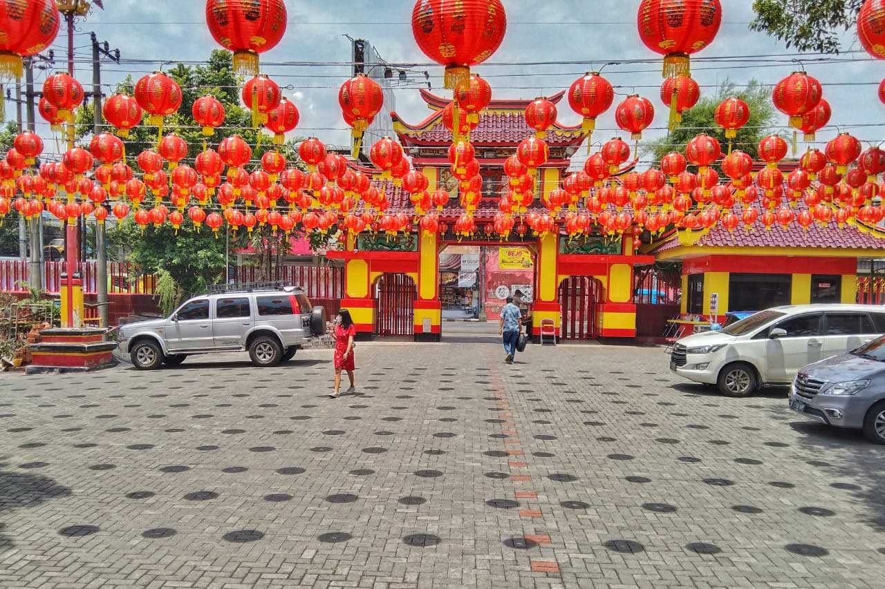 Ilustrasi Klenteng An Eng Kiong tampak dari dalam ke luar. (jaz) - Cap Go Meh Ditiadakan di Klenteng An Eng Kiong