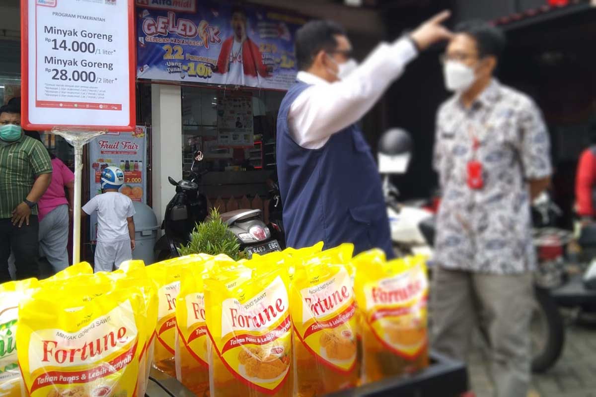 Ilustrasi minyak goreng berada di salah satu retail Kota Malang. (jaz) - Susahnya Minyak Goreng Rp14.000, Disperindag: Kami Hanya Monitor