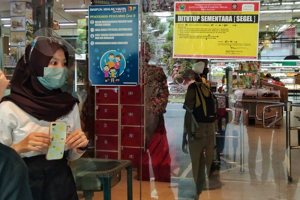 Ilustrasi salah satu swalayan modern di Kota Malang ditutup setelah satu karyawan terpapar tak terapkan Aplikasi PeduliLindungi. (jaz) - Khofifah Minta Hotel Hingga Restoran Ketatkan PeduliLindungi
