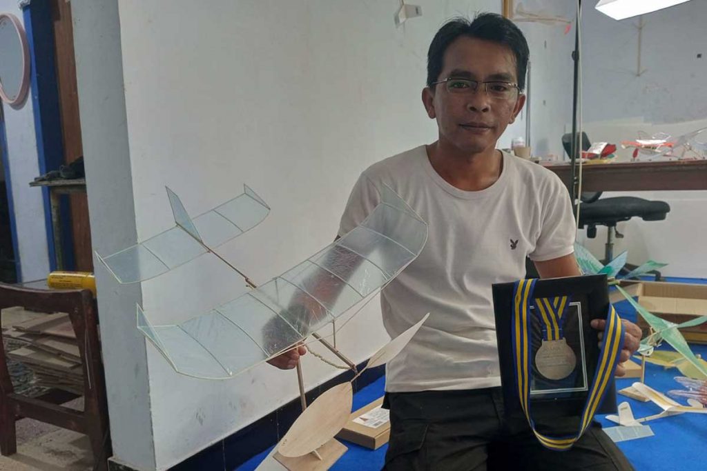 Imam Syafi'i dengan medali perak, diraih dari kejuaraan terbuka Aeromodelling Nasional tahun 2019. (ws3) - Imam Syafi'i, Mantan Hotelier Jadi Youtuber Aeromodelling