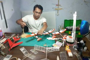 Imam Syafi'i menyelesaikan pesanan dari Spanyol. (ws3) - Imam Syafi'i, Mantan Hotelier Jadi Youtuber Aeromodelling