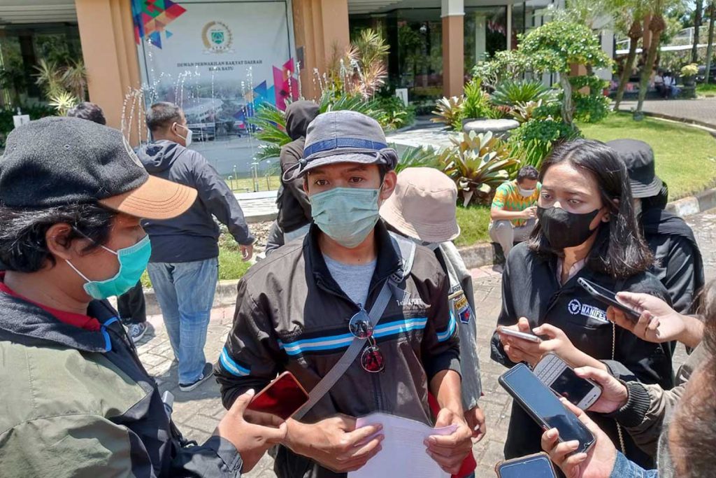 Juru bicara aksi, Jansen Tarigan dari Aliansi Selamatkan Malang Raya. (ws3) - Raperda RTRW Batu Dituding Sarat Kepentingan, Nihil Partisipasi Publik