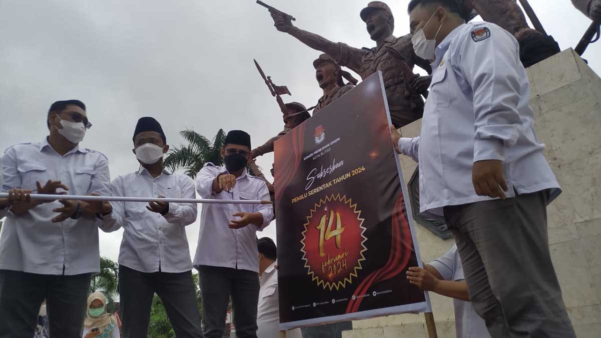 Deklarasi Pemilu serentak 2024 di monumen PETA di Jalan Sudanco Supriyadi Kota Blitar. (Memo X/fjr) - KPU Kota Blitar Deklarasikan Pemilu Serentak 2024