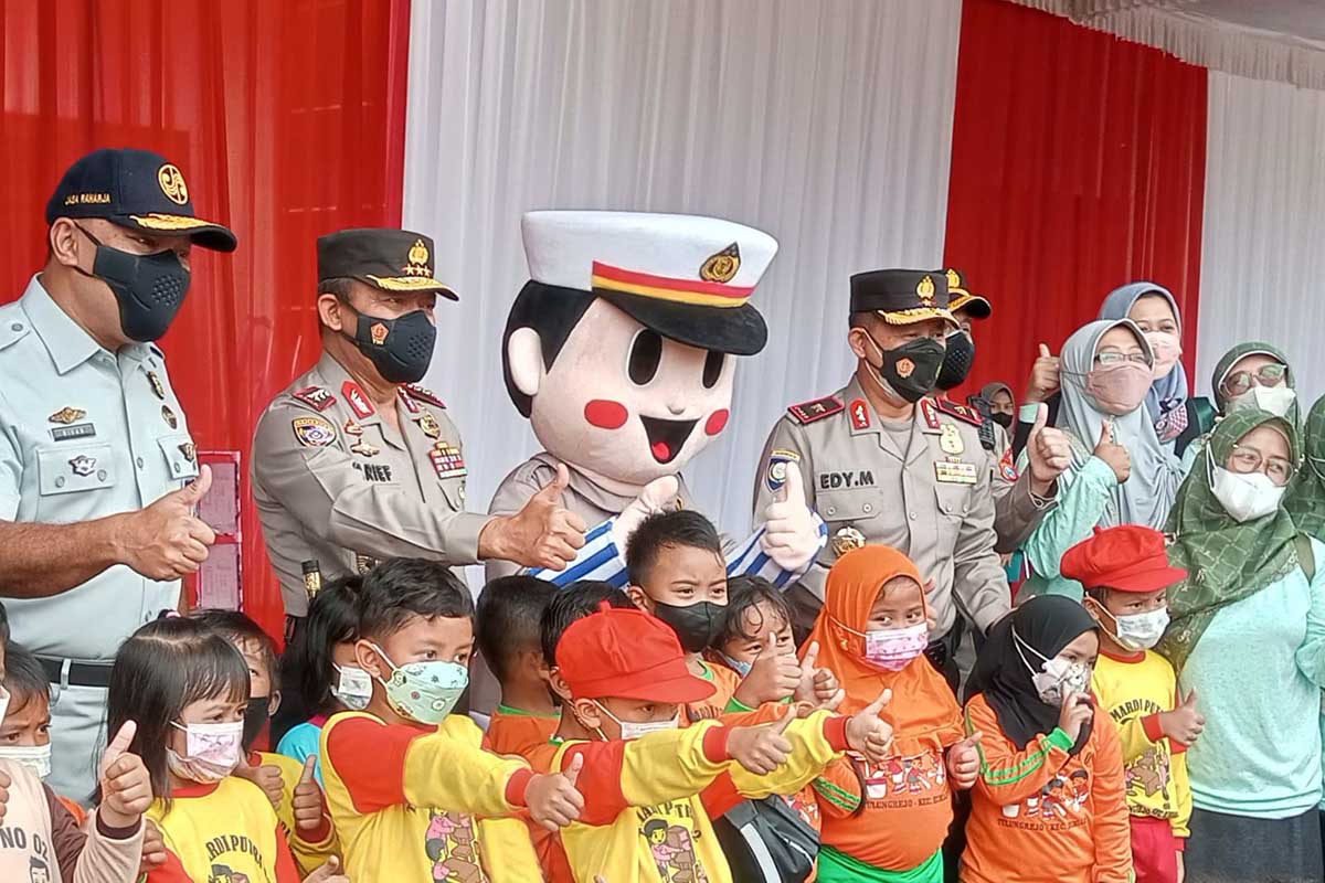 Kabaharkam Polri Komjen Pol. Arief Sulistyanto, berfoto dengan Si Bontas dan anak-anak penerima vaksin. (ws3) - Tampilkan 'Si Bontas', Satlantas Polres Batu Bikin Anak-Anak Tak Takut Vaksin