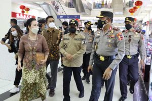 Kabaharkam Polri Komjen Pol Drs Arief Sulistyanto MSi meninjau Matos. (ist) - Hadapi Gelombang Tiga, Kabaharkam Polri Pantau Penanganan di Kota Malang