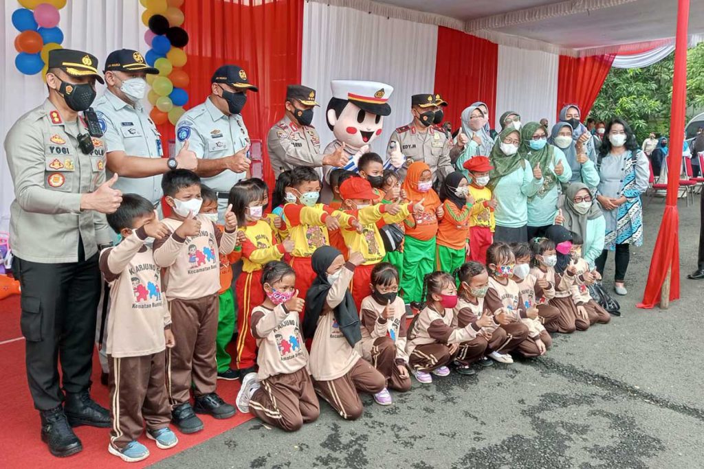 Kabaharkam Polri bersama anak-anak penerima vaksin. (ws3) - Kunker di Batu, Kabaharkam Polri Cek Vaksinasi Mapolresta