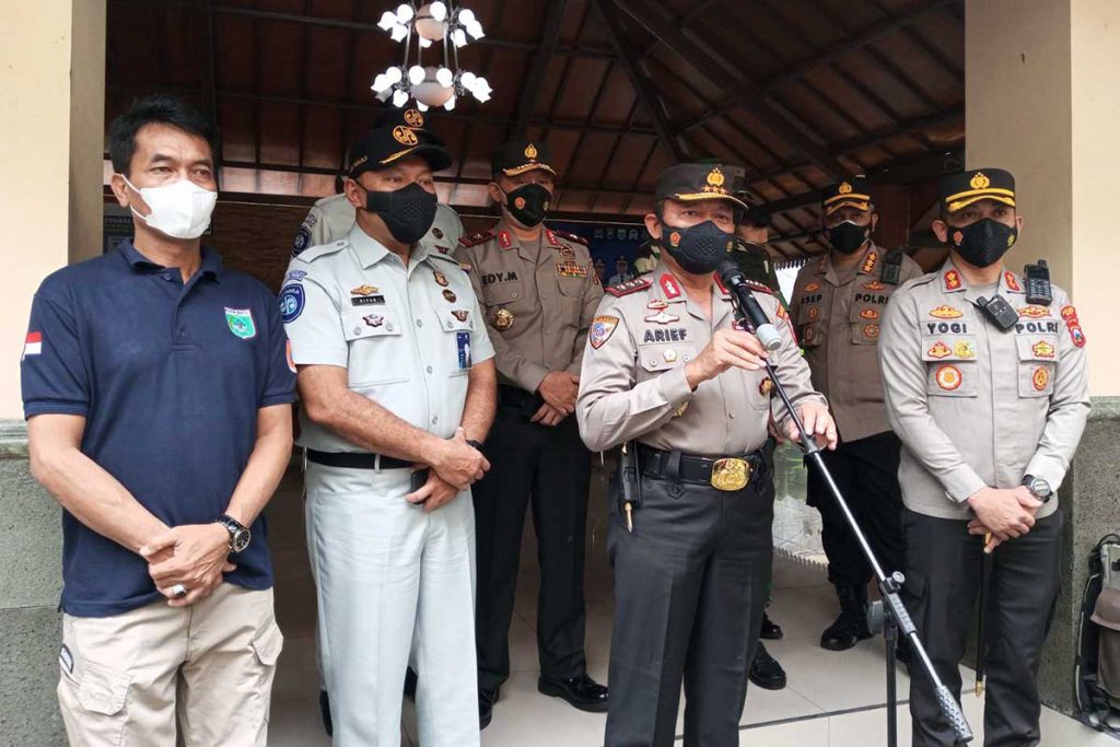 Kabaharkam Polri press conference dengan awak media, didampingi Direktur Jasa Raharja dan Kapolres Batu. (ws3) - Sidak Balai Desa Pendem, Kabaharkam Polri Puji Posko PPKM Mikro