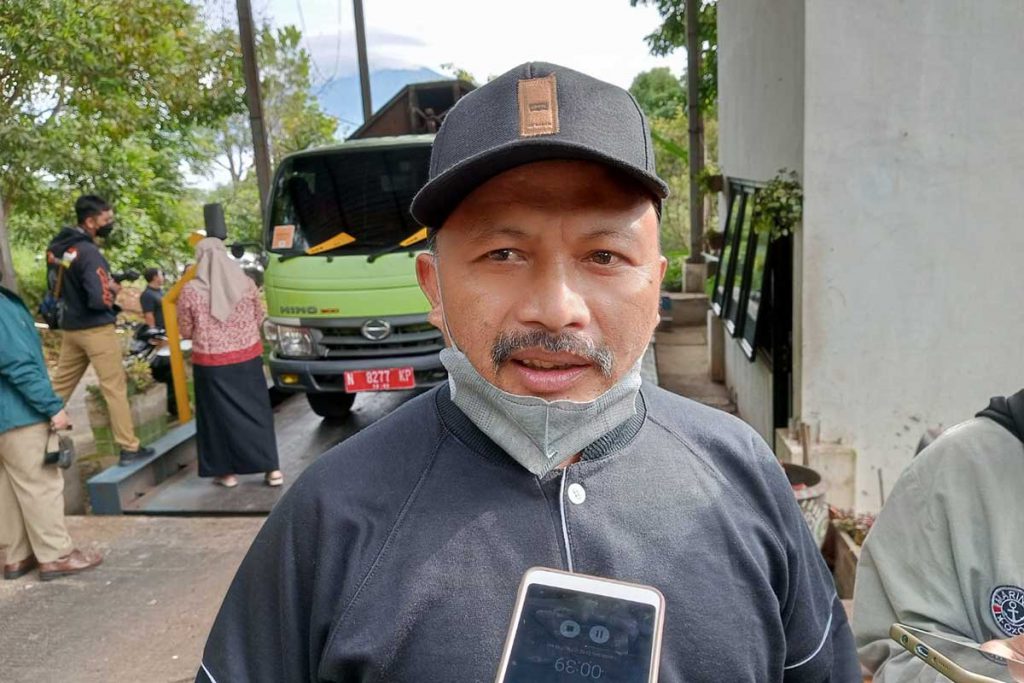Kades Tlekung, Mardi. (ws3) - Kendaraan Berstiker Khusus, Boleh Buang Sampah di TPA Tlekung Batu