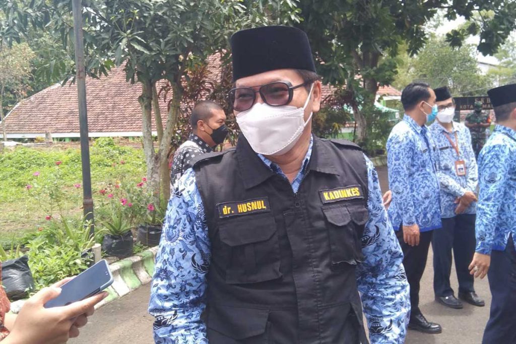 Kadinkes Kota Malang, dr Husnul Muarif menjelaskan sistem SKB Isoter. (jaz) - SKB Siap Menampung Pasien Covid-19 Bergejala Ringan